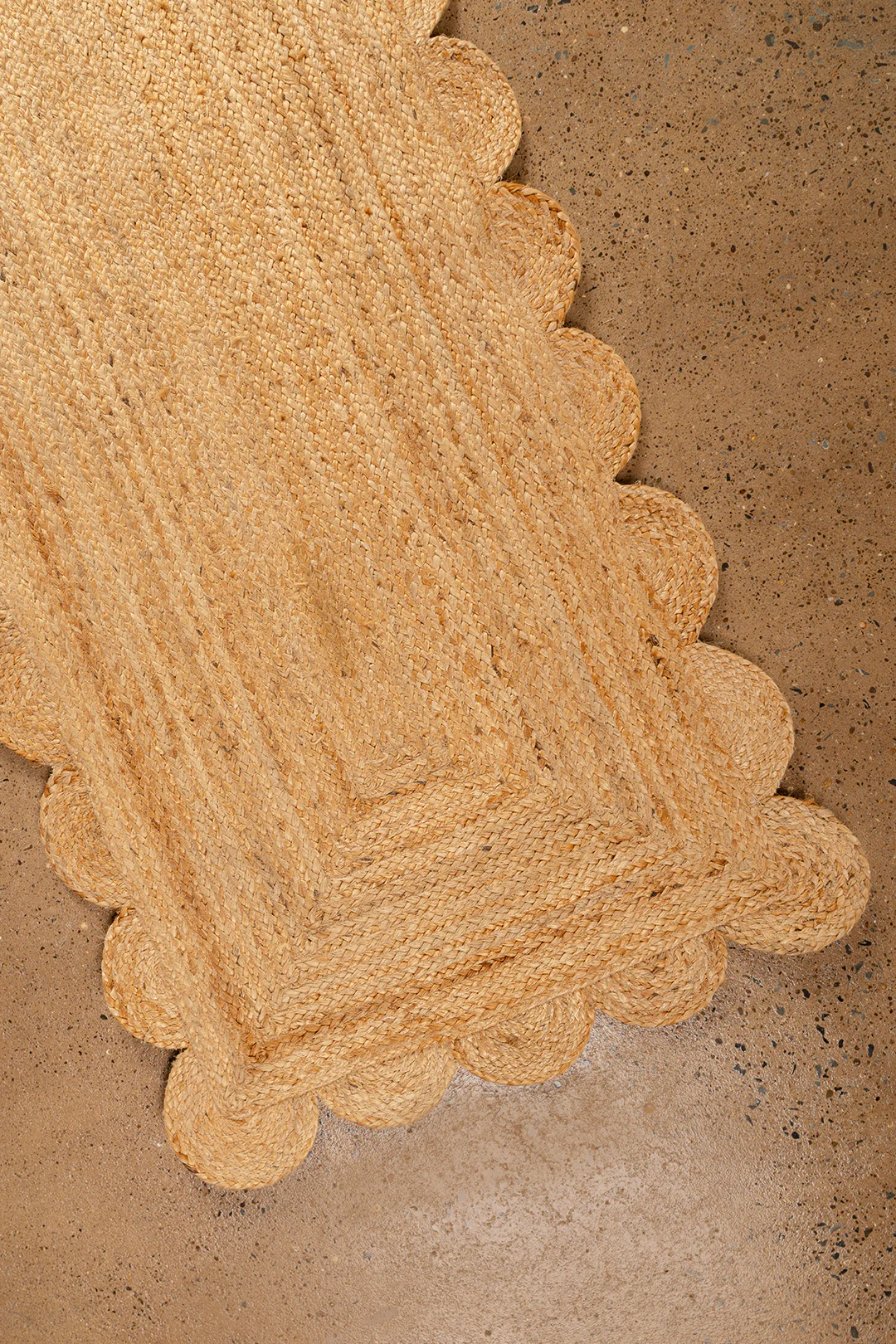 Jute Natural Runner Rug with Scalloped Edge - Image 3